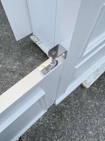 スイングドアが付いたレジカウンター