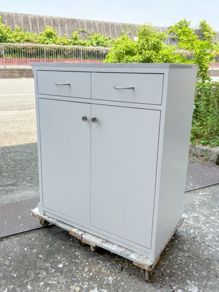 W850mmレジ台部分の内側、引出しと扉、可動棚を設置しました。