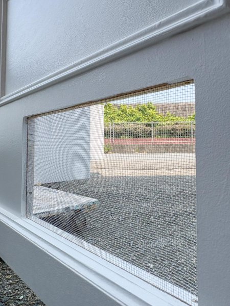 冷蔵ショーケースの排気口の部分にメッシュを作りました。