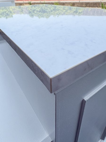 天板には大理石調のメラミン天板、耐久性が高く、お掃除も楽です。