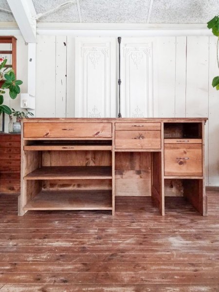 収納機能を自由にカスタマイズできるオーダーメイドレジカウンターです。