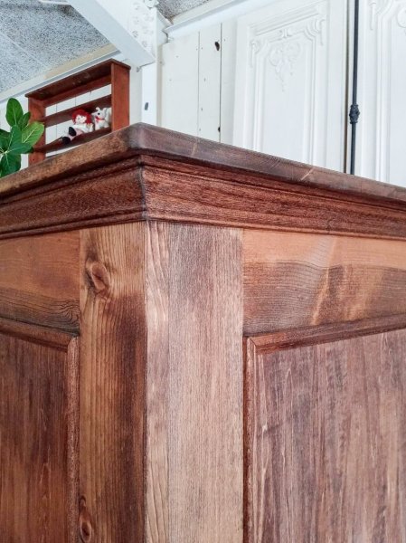 各所にモールディング装飾を施したアンティーク調レジカウンター