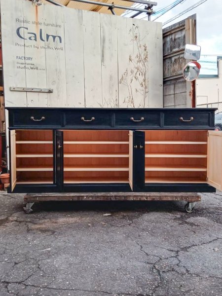 引出し4杯、扉が5枚、中に可動棚があり収納力があります。