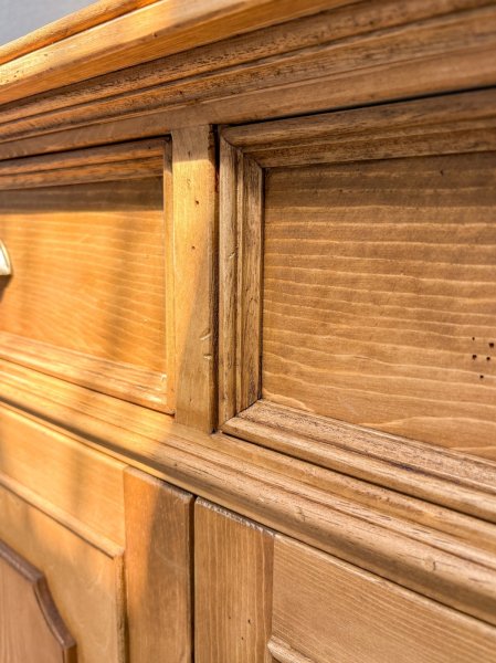 モールディングを使ってアンティーク家具のような装いに仕立てます、