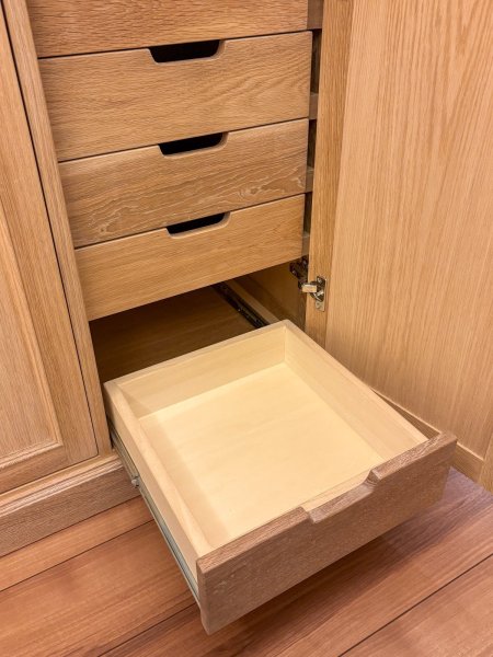 スライドレールでスムーズに動作します。