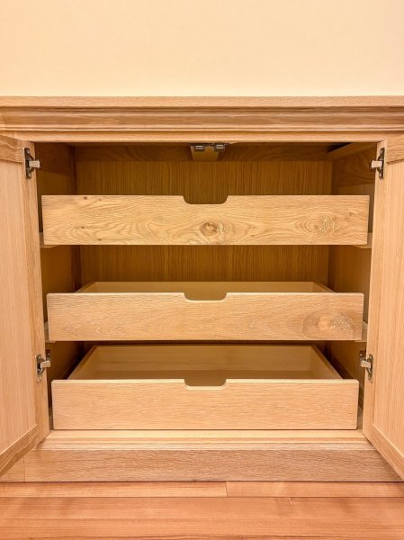 中央右寄りには、幅広の隠し引出し。