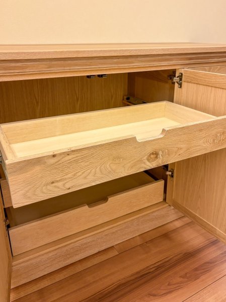 スライドレールでスムーズに動作します。