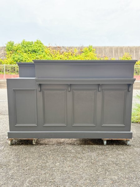 写真は幅1800、奥行きが600mmと少し大きめな受付カウンターです。