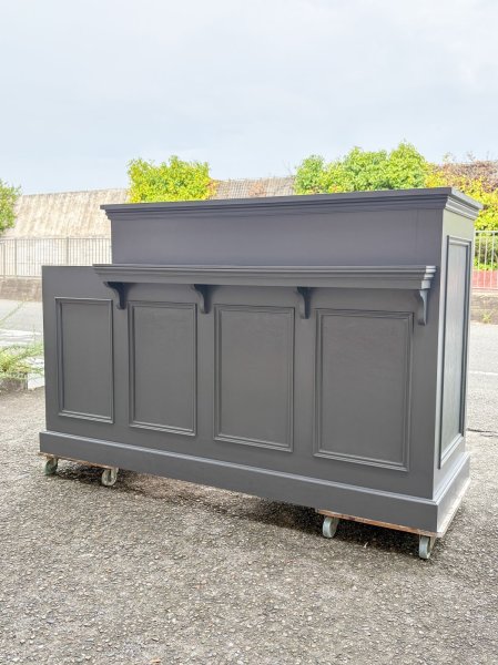 写真はW1800mmのアンティーク調デザインのレジカウンター