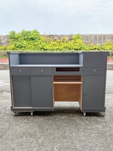 美容室に納品したレジカウンター、業務に合わせた収納を設置できます。