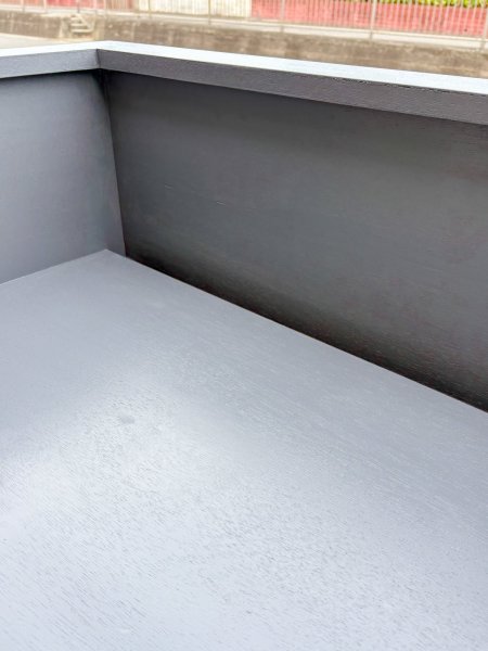 PC作業台の奥には、配線を落とすスリットを設置。