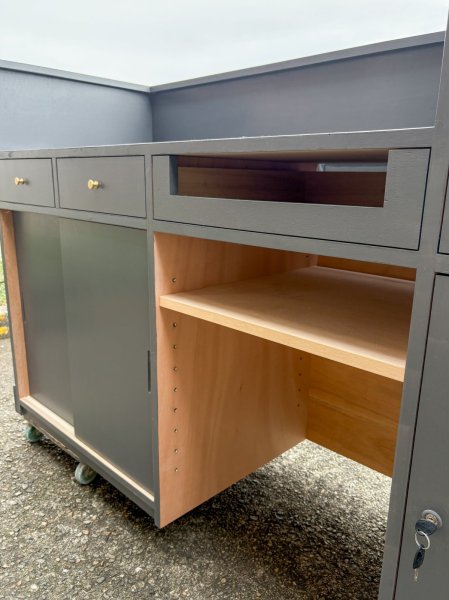 中央には指かけの半オープン引出し。