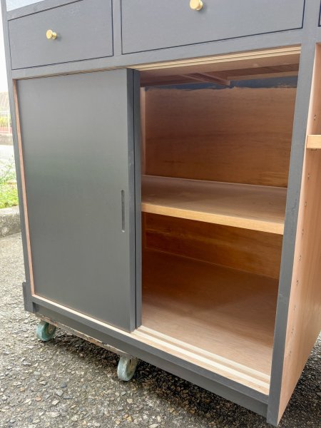 左下の収納は、スライド扉にしました。