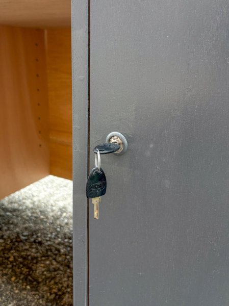 右下には鍵付きの扉を設置しました。