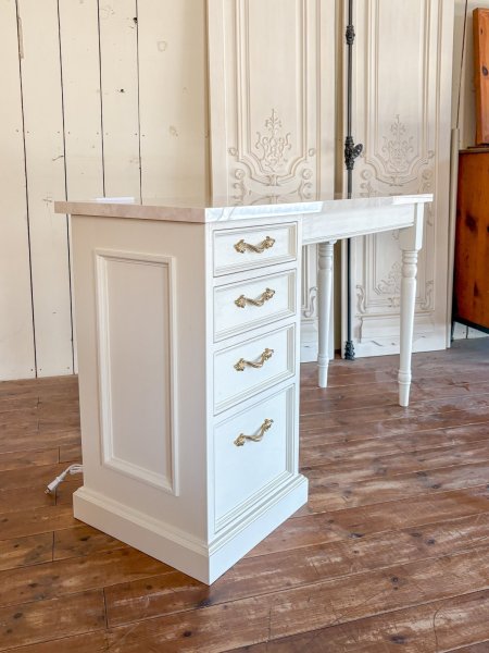 自宅サロンなど限られたスペースで活躍する便利なネイルデスクです。