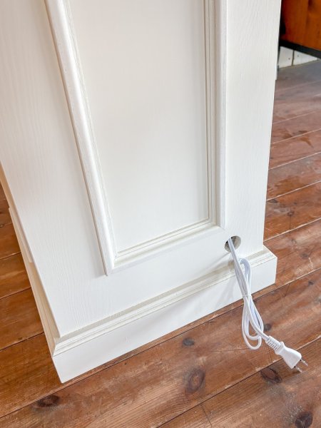 各所をモールディングで装飾したアンティーク調テーブル