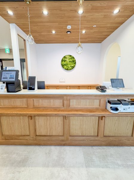 ホワイトオーク材で作った受付カウンターです。