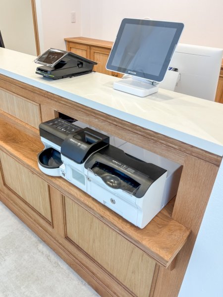 自動釣銭機を据え置くスペースを持ったレジカウンター