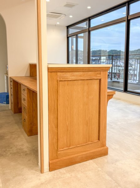 奥行き700mmの奥行きが大きなレジカウンターです。