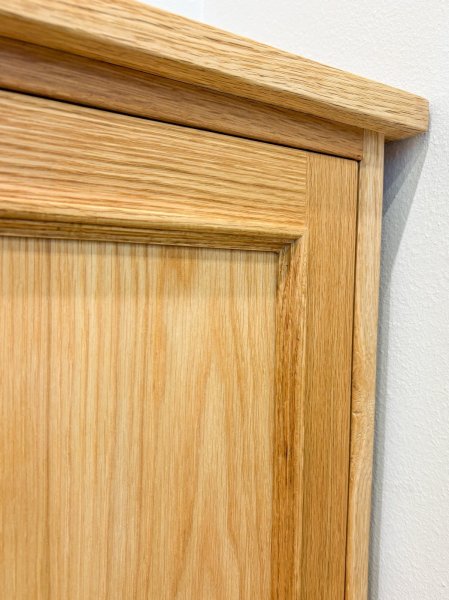 モールディング装飾を施したアンティーク調デザインのキャビネット