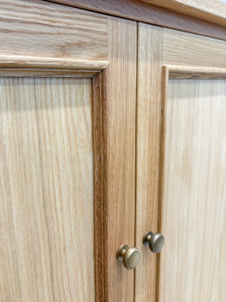 扉の真鍮取っ手は100種類以上からお選びいただけます。