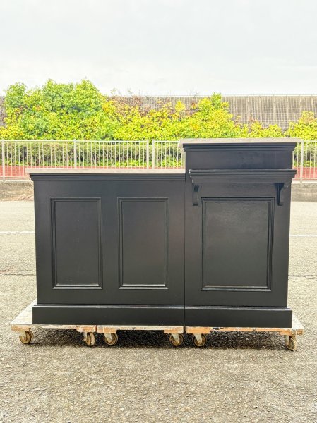 写真はレジ台W550、ショーケースカバー800mmのコンパクトなレジカウンター