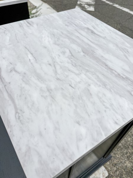 天板にはLJ-802K大理石メラミンを採用しました