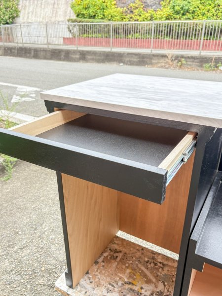 こちらは浅い引き出し、下に冷蔵庫が入ります。