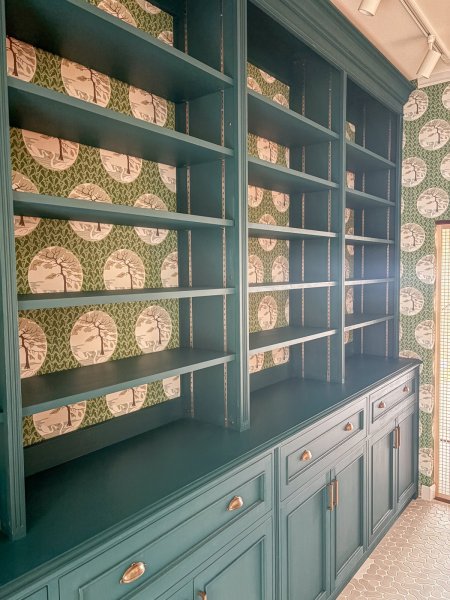 下段は収納キャビネット、上段はお茶缶のディスプレイシェルフ