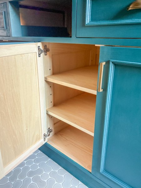 可動棚を収めた扉収納。