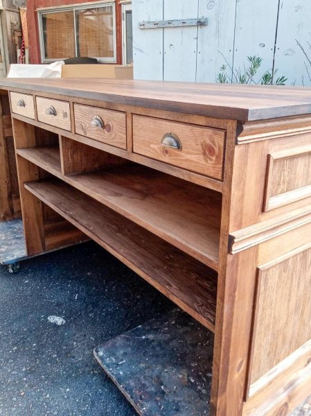 パイン無垢材を使ったナチュラルテイストのアンティークカウンターです。