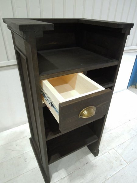 引き出しはスライドレール式でスムーズに。