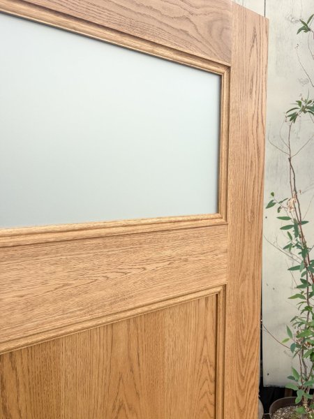 すりガラスを入れて圧迫感を減らしました。