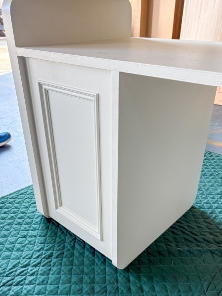 モールディングで装飾を施したアンティーク調デザイン。