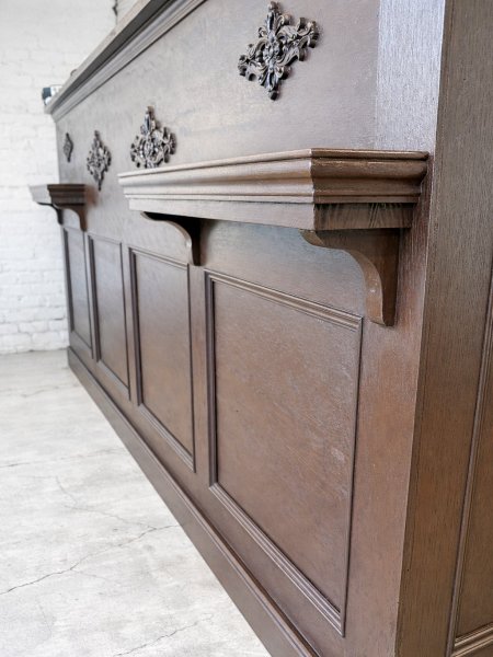 モールディングやオーナメントで装飾した豪華なレジカウンターです。