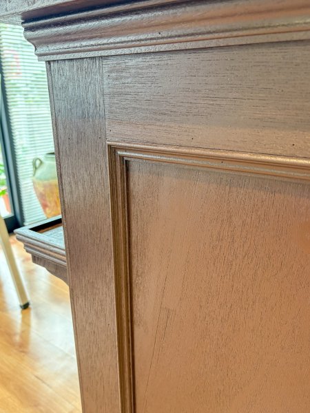 モールディング装飾を使ったアンティーク調デザインのレジカウンター