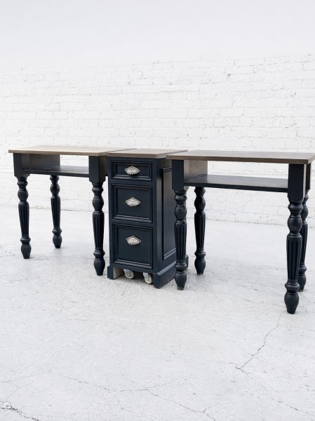 テーブルを2台、ワゴンを間に配置した様子。