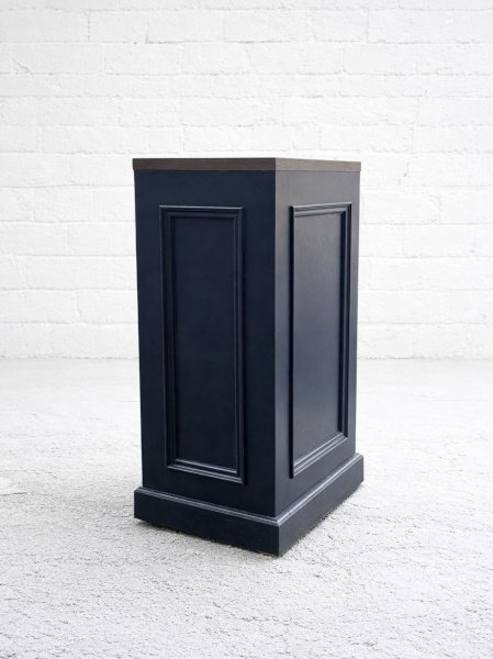 モールディングで立体的に装飾したアンティーク調ワゴンです。