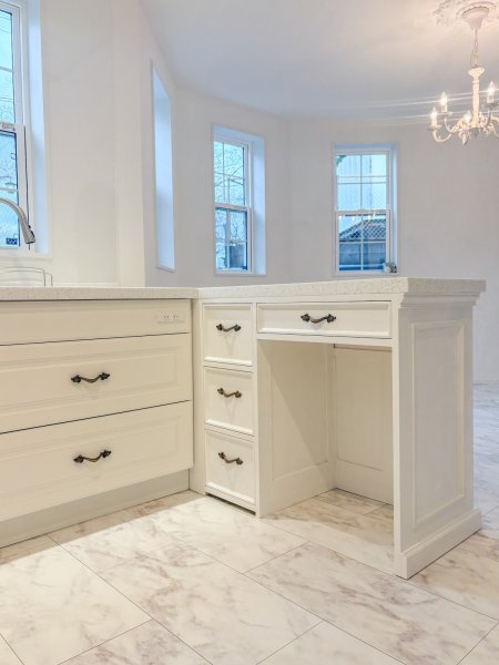 モールディングやおしゃれな金物で装飾したアンティーク調カウンター。