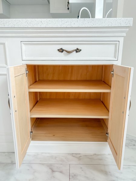 扉の中には可動棚を設置しました。