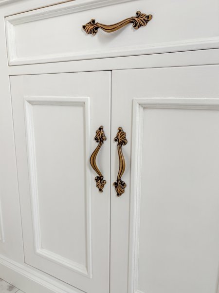 扉の取っ手は、100種類以上のデザインから選べます。