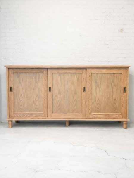 レッドオーク無垢材を使った、引き戸キャビネット