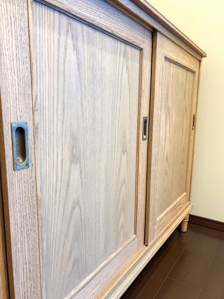 引違い扉のレトロなサイドボード収納家具