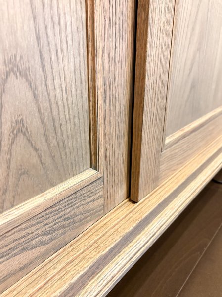 モールディングで装飾したレトロなキャビネット。