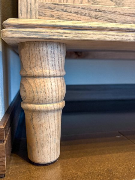 細いろくろ足で足元をスッキリさせたキャビネット。