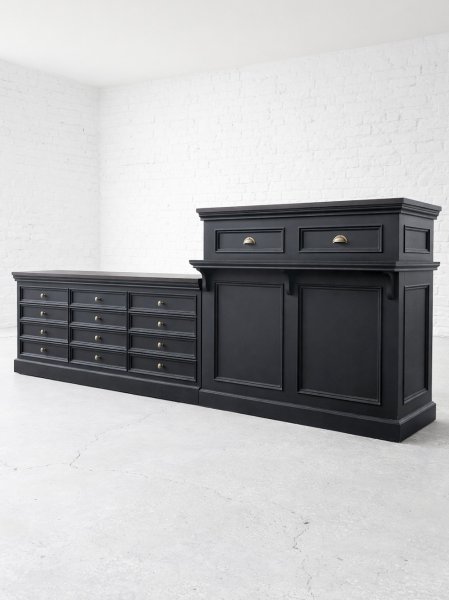 東京の帽子屋さんに納品させていただいた展示台＆レジ台のセット。