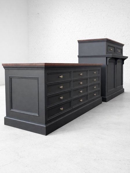 展示台は引出しフェイクの装飾を施してあります。