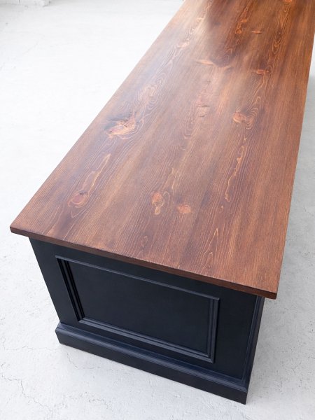 展示台の天板はヴィンテージ感のあるパイン材