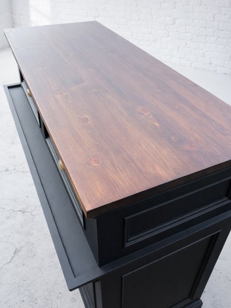 レジ台の天板はヴィンテージ感のあるパイン材