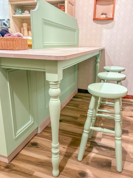 群馬県のお菓子屋さんに、軽食用のカウンターテーブルを納品させていただきました。